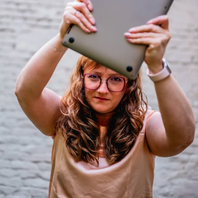Help 😫, ik wil dat mijn e-book meer wordt gedownload! 

Herkenbaar? Je hebt heel wat tijd gestoken in een toffe gids die je gratis aanbiedt. Maar ondanks dat je doelgroep niet hoeft te betalen voor die praktische informatie, wordt je e-book niet (veel) gedownload. Gevolg: frustratie 🤬.

Maar wat als ik je vertel dat je dankzij advertenties op META ervoor kan zorgen dat jouw e-book veel vaker wordt gedownload, zonder dat je er heel veel moeite moet insteken?

En ik vertel je supergraag hoe je dat doet in mijn masterclass op 6 november. Gedurende 2 uur toon ik je hoe je met slimme advertenties op Facebook & Instagram je doelgroep kan bereiken, meer downloads van je e-book kunt genereren en zo je bedrijf verder kunt laten groeien. Bovendien beloof ik je dat ik geen moeilijke woorden zal gebruiken zodat het voor jou heel erg duidelijk is 😉.

Wil je er graag bij zijn? 👉 Schrijf je dan in via de link in bio of socialads.be.

‘t Is de investering van je tijd en geld meer dan waard, da’s beloofd ✌️.